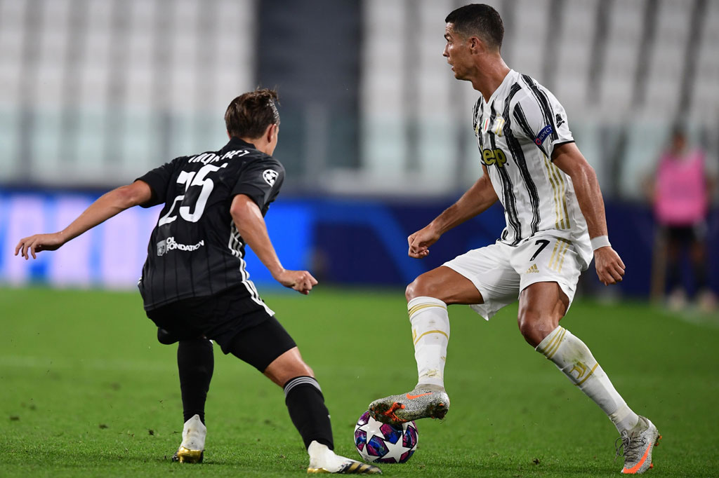 Juventus mengambil inisiatif untuk melakukan serangan sejak awal laga untuk mengejar ketertinggalan di leg pertama. Beberapa peluang tercipta namun belum berbuah gol.