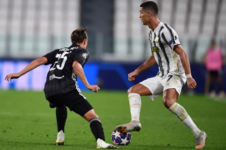 Juventus mengambil inisiatif untuk melakukan serangan sejak awal laga untuk mengejar ketertinggalan di leg pertama. Beberapa peluang tercipta namun belum berbuah gol.