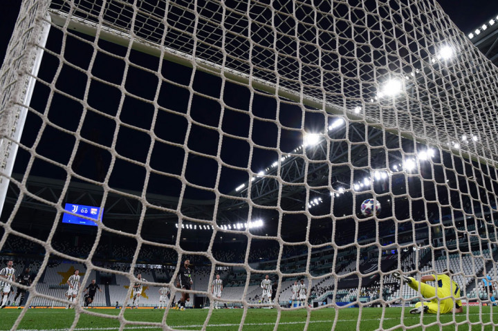 Pada menit ke-11 Lyon mendapat hadiah penalti setelah Rodrigo Bentancur melakukan pelanggaran terhadap Aouar. Wasit sempat meminta tinjauan VAR sebelum kemudian meneguhkan keputusannya. Memphis Depay yang menjadi algojo sukses melesakkan bola lewat sepakan bergaya Panenka.