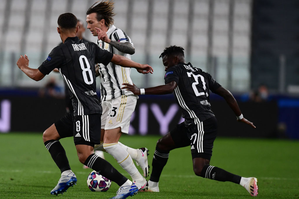 Juve yang mencoba bangkit kerap terperangkap offside saat mengirimkan bola ke lini depan. Federico Bernadeschi kemudian melakukan pergerakan apik dengan menusuk di tepi lapangan dan garis byline sambil melewati para pemain Lyon dan kiper Anthony Lopes, sebelum bola kemudian dibuang bek tengah Marcelo.