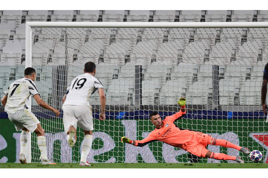 Juve mendapat hadiah penalti pada menit ke-41. Dari tendangan bebas yang dieksekusi Miralem Pjanic, wasit menganggap bola mengenai tangan Depay di dalam kotak penalti. Meski mendapatkan protes dari para pemain Lyon, ia bertahan dengan keputusannya. Ronaldo lantas menjadi algojo penalti, dan sepakannya meluncur mulus ke sisi kiri gawang Lyon. 1-1.