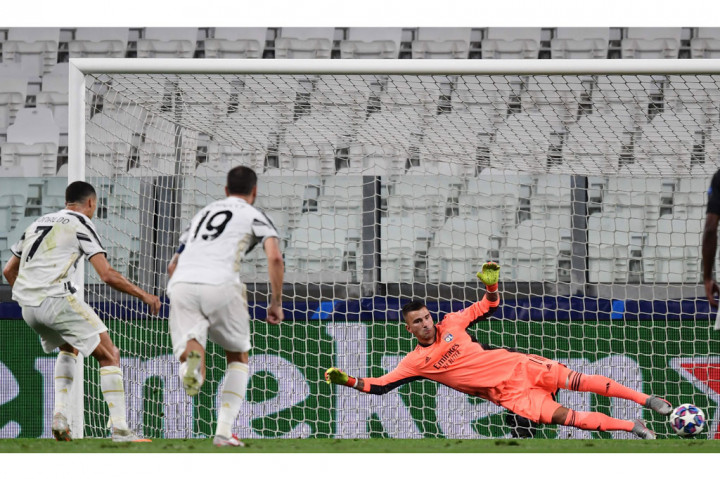 Juve mendapat hadiah penalti pada menit ke-41. Dari tendangan bebas yang dieksekusi Miralem Pjanic, wasit menganggap bola mengenai tangan Depay di dalam kotak penalti. Meski mendapatkan protes dari para pemain Lyon, ia bertahan dengan keputusannya. Ronaldo lantas menjadi algojo penalti, dan sepakannya meluncur mulus ke sisi kiri gawang Lyon. 1-1.