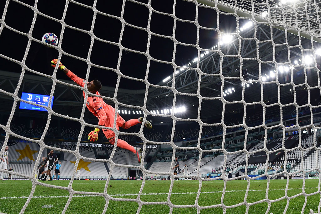 Juve mencoba tampil lebih agresif pada babak kedua, dan kemudian berbalik memimpin pada menit ke-60 lewat sepakan jarak jauh kaki kiri Ronaldo yang bersarang di pojok kiri atas gawang Lyon.