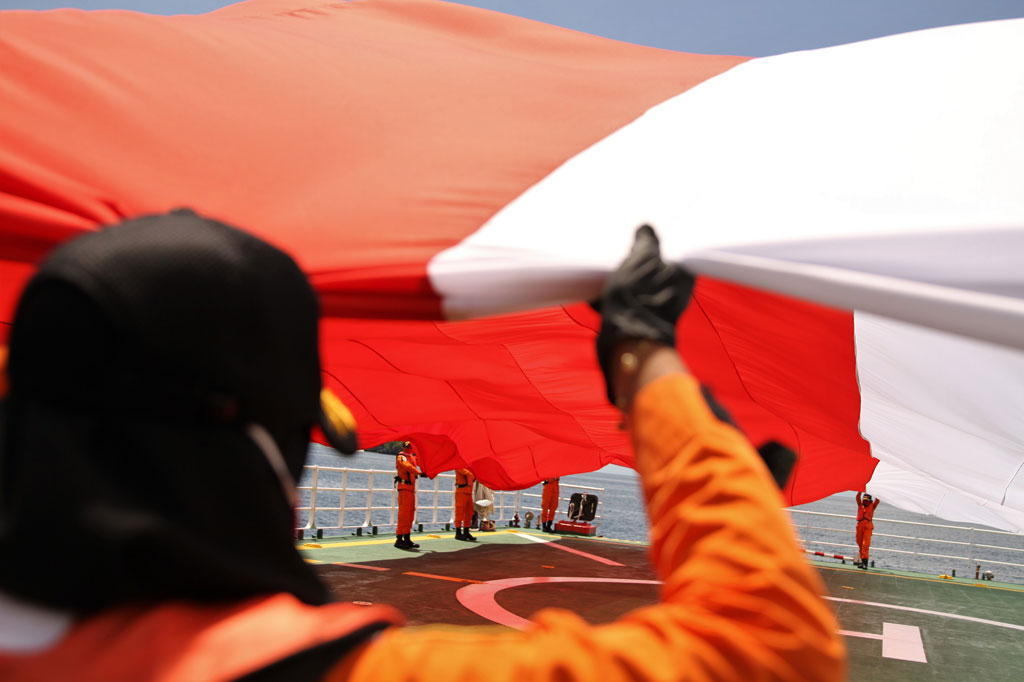 Sejumlah personel Basarnas Kendari membentangkan bendera Merah Putih raksasa di atas KN SAR Pacitan di sekitar Pulau Hari, Kabupaten Konawe, Sulawesi Tenggara, Sabtu, 8 Agustus 2020.