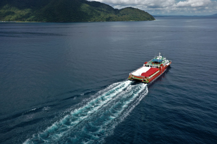 Foto udara bendera merah putih dibentangkan di atas KN SAR Pacitan di sekitar Pulau Hari, Kabupaten Konawe, Sulawesi Tenggara.
