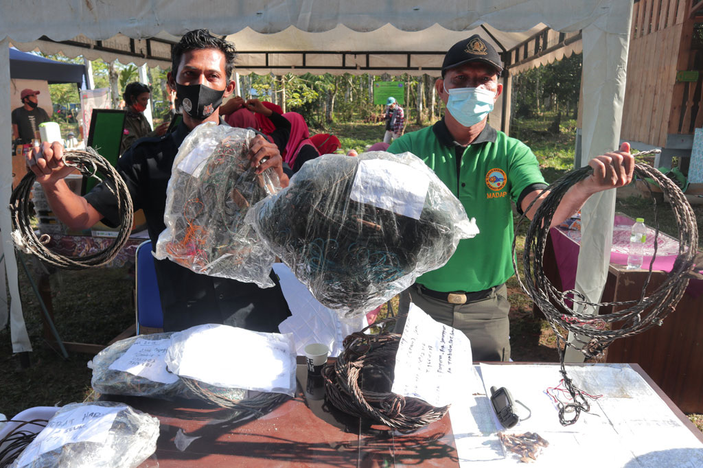 Petugas Patroli Harimau Sumatera-Kerinci Seblat memperlihatkan jerat sitaan hasil patroli saat memperingati Hari Konservasi Alam Nasional dan Global Tiger Day 2020 di Taman Hutan Madapi, Rejang Lebong, Bengkulu, Sabtu, 8 Agustus 2020.