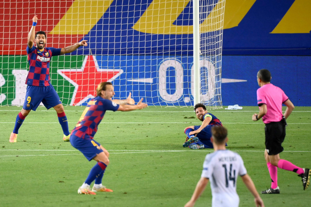 Beberapa menit menjelang babak pertama berakhir, Messi dilanggar Kalidou Koulibaly di kotak penalti.