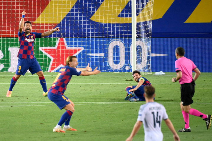 Beberapa menit menjelang babak pertama berakhir, Messi dilanggar Kalidou Koulibaly di kotak penalti.