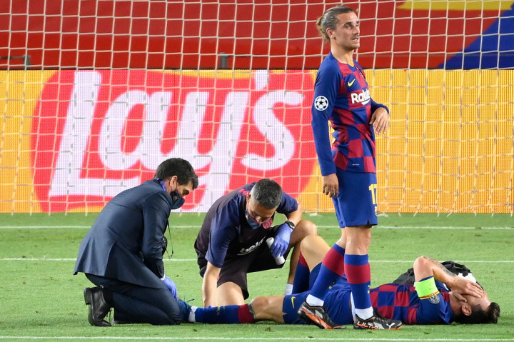 Wasit Cuneyt Cakir sempat melihat VAR sebelum menghadiahkan tendangan 12 pas untuk Barcelona.