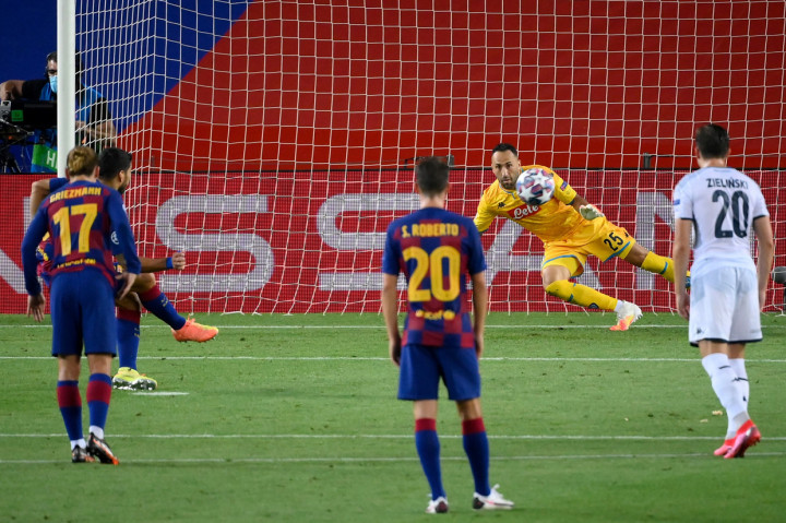 Luis Suarez yang menjadi eksekutor sukses menjalankan tugasnya dan membuat Barcelona menjauh 3-0.