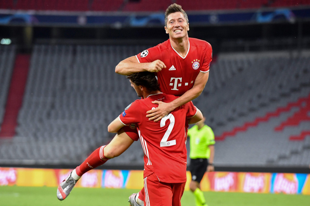 Robert Lewandowski melakukan selebrasi usai mencetak gol ke gawang Chelsea.