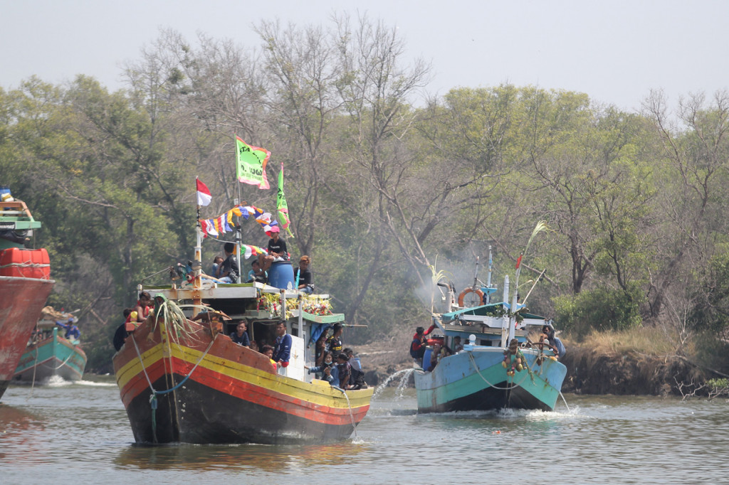 Nelayan mengikuti prosesi larung sesaji saat tradisi Nadran nelayan rajungan di Karangsong, Indramayu, Jawa Barat.