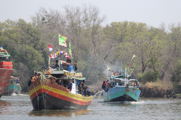 Nelayan mengikuti prosesi larung sesaji saat tradisi Nadran nelayan rajungan di Karangsong, Indramayu, Jawa Barat.