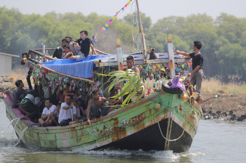 Nadran (pesta laut) nelayan rajungan merupakan ungkapan rasa syukur nelayan atas hasil tangkapan rajungan dan keselamatan ketika melaut dengan membuang ke tengah laut kepala kerbau sebagai sesaji.