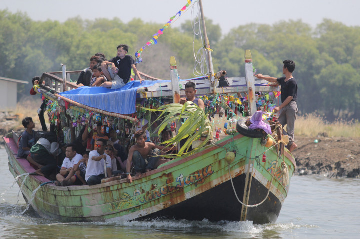 Nadran (pesta laut) nelayan rajungan merupakan ungkapan rasa syukur nelayan atas hasil tangkapan rajungan dan keselamatan ketika melaut dengan membuang ke tengah laut kepala kerbau sebagai sesaji.