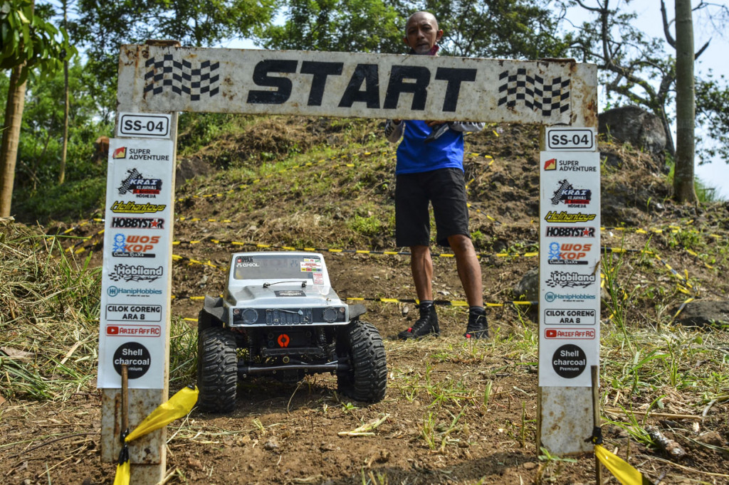 Kejuaraan RC tersebut diikuti 43 peserta dari daerah Tasikmalaya, Bandung dan Garut dengan mengadopsi aturan layaknya kejuaraan mobil offroad aslinya.