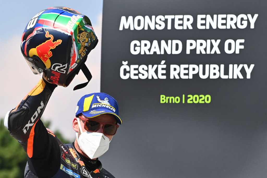 Brad Binder berhak menjadi juara MotoGP Ceko setelah finis di urutan pertama pada balapan 21 lap yang berlangsung di Sirkuit Brno.