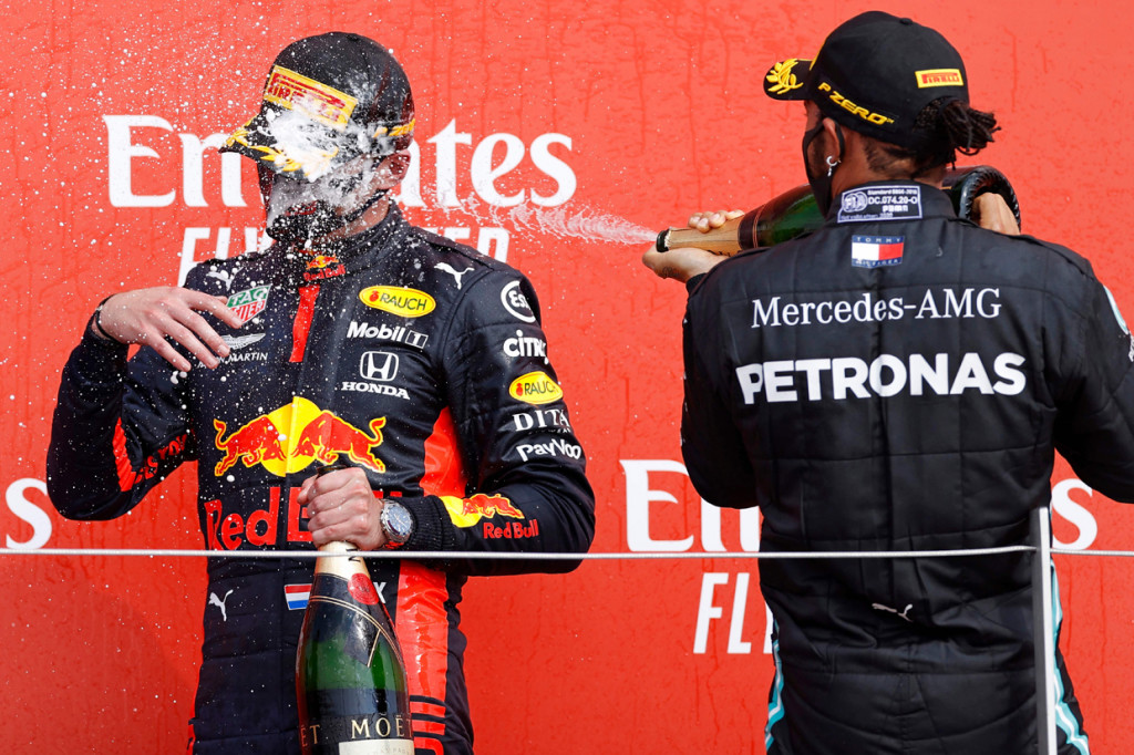 Pebalap Red Bull Racing itu sukses menaklukkan duo Mercedes, Lewis Hamilton dan Valtteri Bottas. AFP Photo/Andrew Boyers

