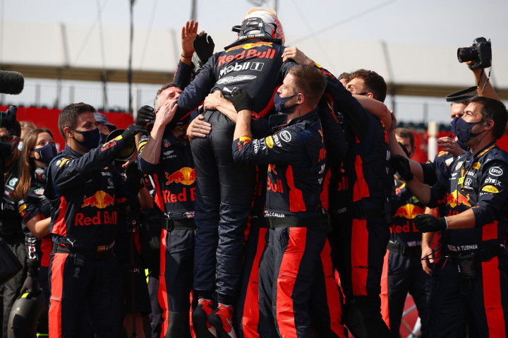 Max Verstappen merayakan kemenangan bersama tim Red Bull Racing usai menjuarai seri kelima Formula 1 2020 bertajuk GP 70th Anniversary. AFP Photo/Bryn Lennon