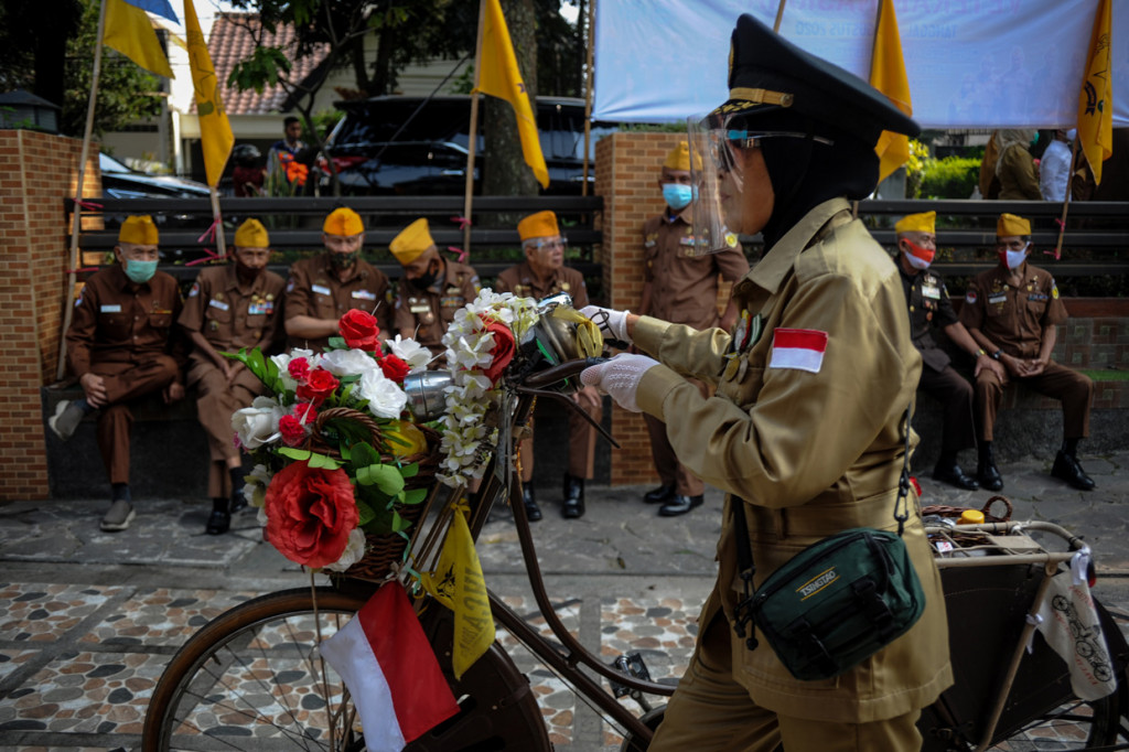 Seorang anggota Paguyuban Sapeda Baheula Bandung melintas di depan Veteran usai upacara peringatan Hari Veteran Nasional di Gedung LVRI, Bandung, Jawa Barat.
