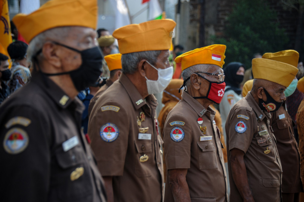 Sejumlah Veteran mengikuti upacara peringatan Hari Veteran Nasional di Gedung LVRI, Bandung, Jawa Barat.