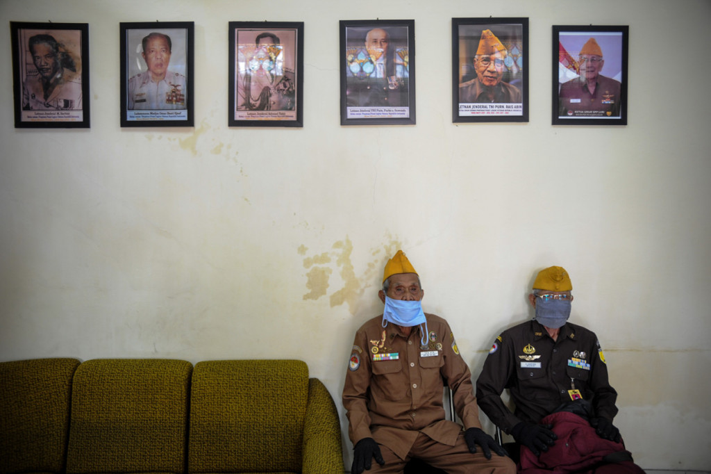 Dua orang Veteran duduk usai mengikuti upacara peringatan Hari Veteran Nasional di Gedung LVRI, Bandung, Jawa Barat.