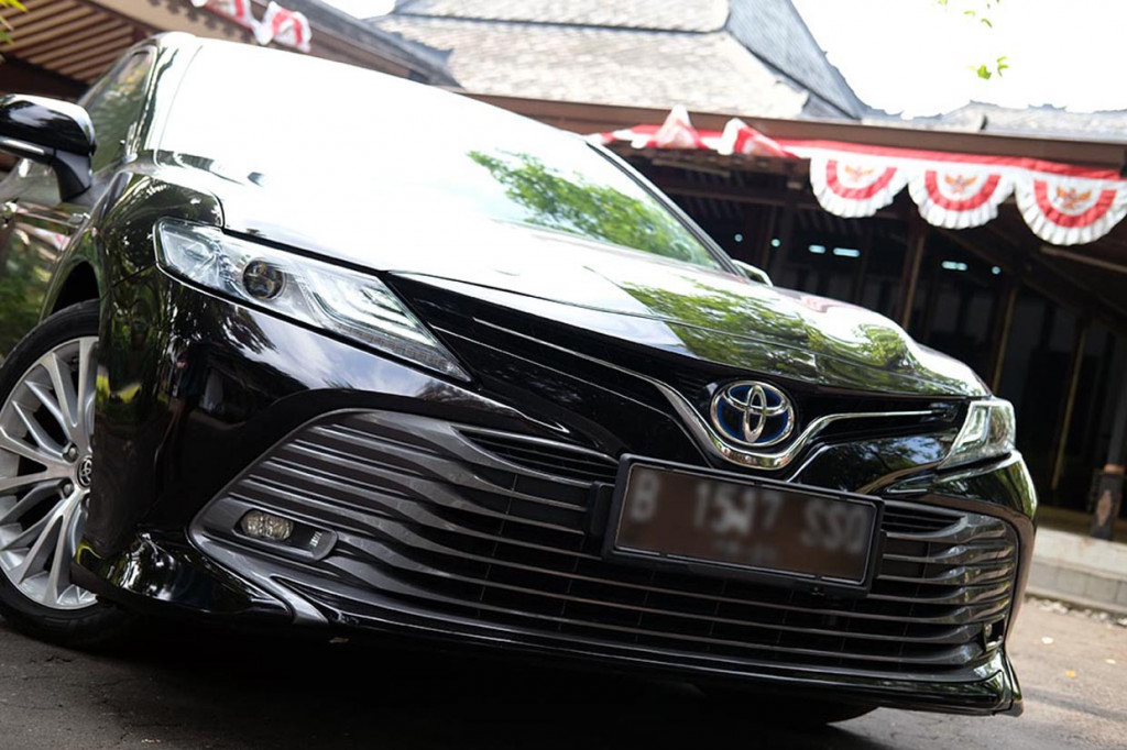 Fascia depan hadir dengan mengkombinasikan desain yang elegan dan sporty, berkat grill berukuran besar berpadu dengan lampu LED yang agresif.