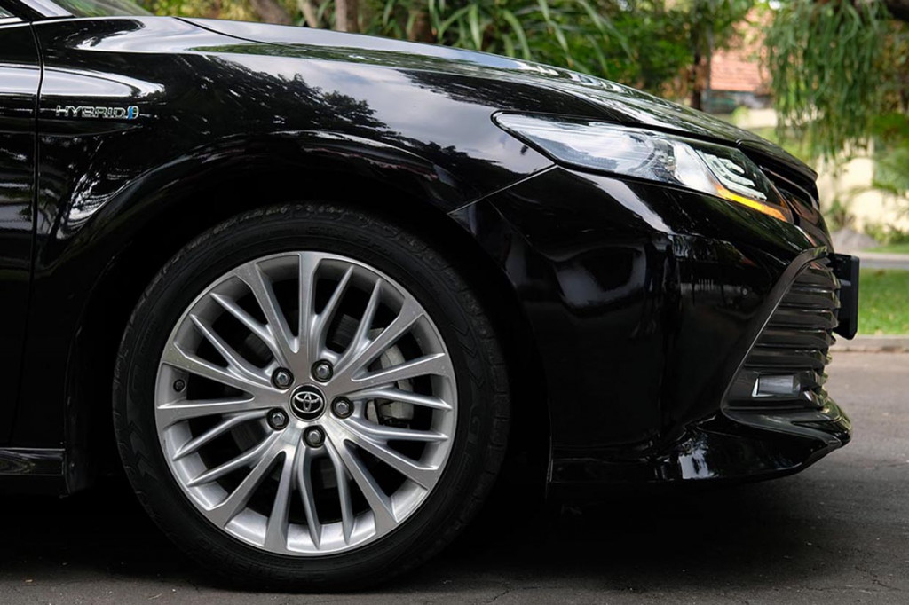 Bagi kaki-kaki tampak kokoh berkat penggunaan ban 235/45-18 dengan suspensi model MacPherson Strut di depan dan Double Wishbone di belakang.