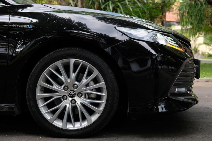 Bagi kaki-kaki tampak kokoh berkat penggunaan ban 235/45-18 dengan suspensi model MacPherson Strut di depan dan Double Wishbone di belakang.