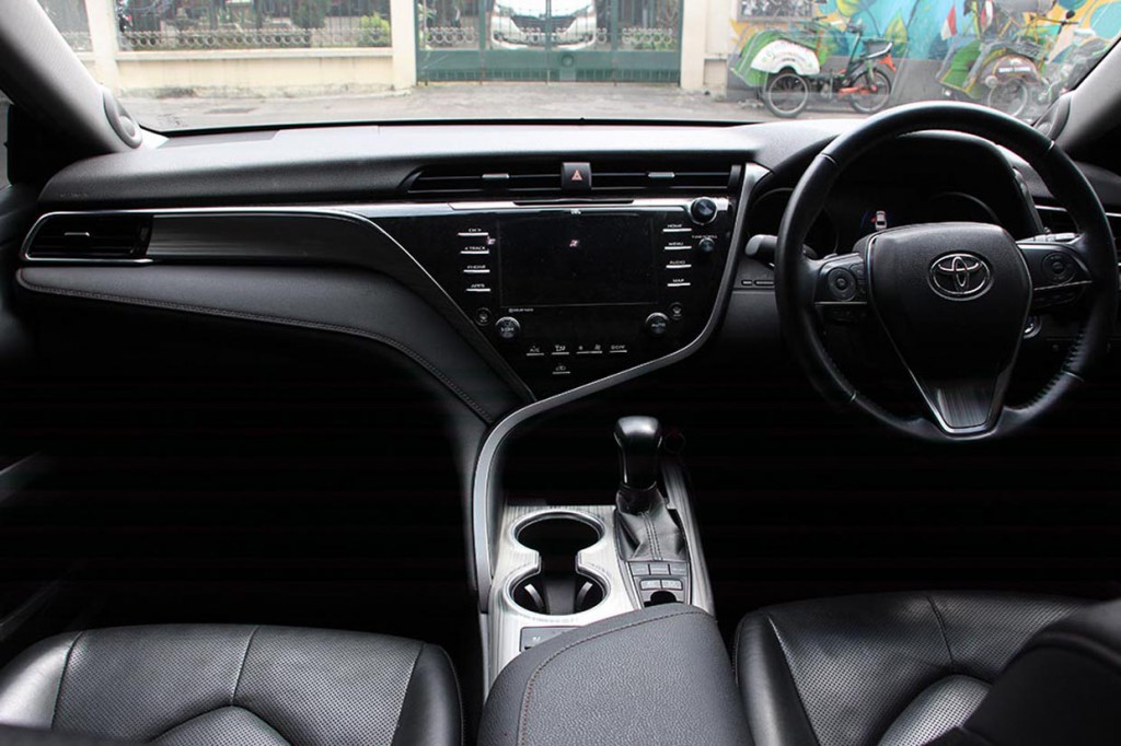 Camry Hybrid memadukan nuansa elegan dengan tampilan dashboard yang sporty untuk menunjang berkendara.