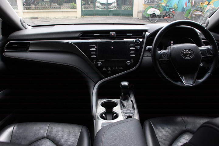 Camry Hybrid memadukan nuansa elegan dengan tampilan dashboard yang sporty untuk menunjang berkendara.