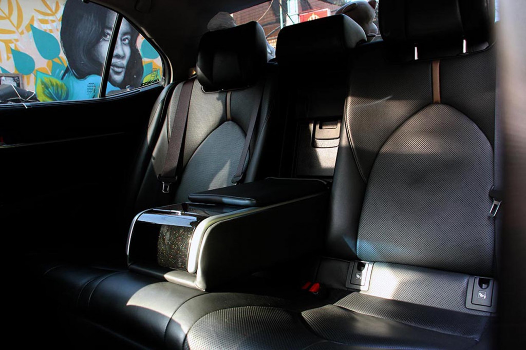 Seluruh jok Camry Hybrid sudah dilengkapi dengan lapisan bahan kulit, dan mampu menampung hingga lima orang penumpang.