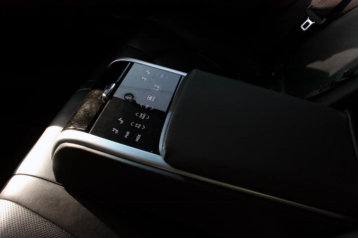 Armrest di jok belakang Camry hybrid sangat canggih karena dilengkapi dengan sejumlah kontrol untuk recycling jok, AC, head unit, hingga sistem otomatis membuka/menutup tirai belakang mobil.
