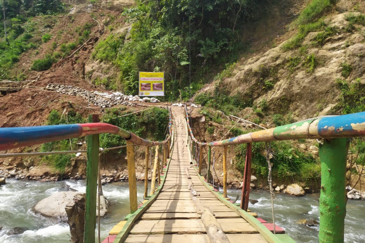 Jembatan Ciparempeng, Desa Cileuksa, Kecamatan Sukajaya, Kabupaten Bogor, menjadi akses utama untuk warga yang tinggal di tiga kampung.