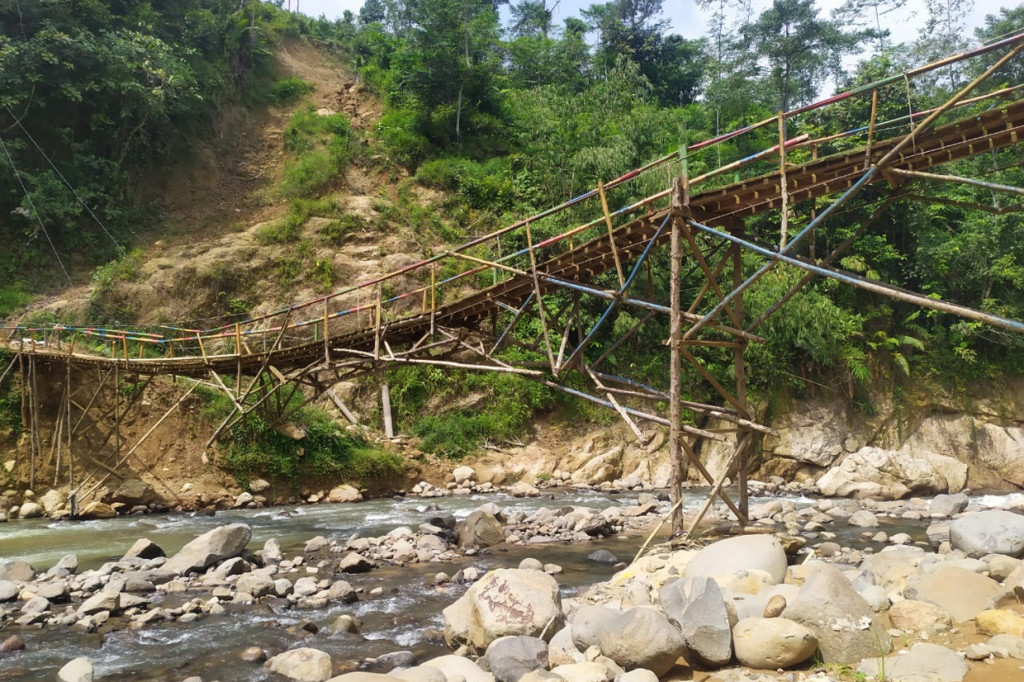 Jembatan tersebut merupakan hasil gotong royong masyarakat Desa Cileuksa lantaran jembatan utama terputus saat banjir dan longsor yang terjadi pada 1 Januari 2020. 