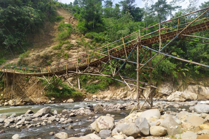 Jembatan tersebut merupakan hasil gotong royong masyarakat Desa Cileuksa lantaran jembatan utama terputus saat banjir dan longsor yang terjadi pada 1 Januari 2020. 