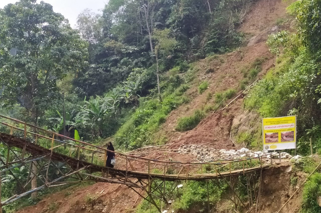 Saat ini jemabatan tersebut masih digunakan warga karena satu-satunya jalur penghubung untuk melakukan aktivitas. 