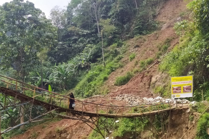 Saat ini jemabatan tersebut masih digunakan warga karena satu-satunya jalur penghubung untuk melakukan aktivitas. 
