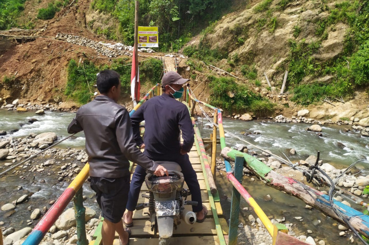 Yakni kampung Ciparengpeng, Ciear dan Cijairin, dengan kondisi yang sangat membahayakan keselamatan nyawa warga untuk dilintasi baik menggunakan kendaraan roda dua maupun berjalan kaki.