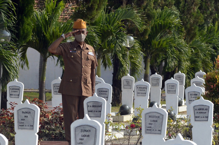 Seorang Veteran memberi hormat saat melakukan ziarah di Taman Makam Pahlawan di Bandar Lampung, Lampung.