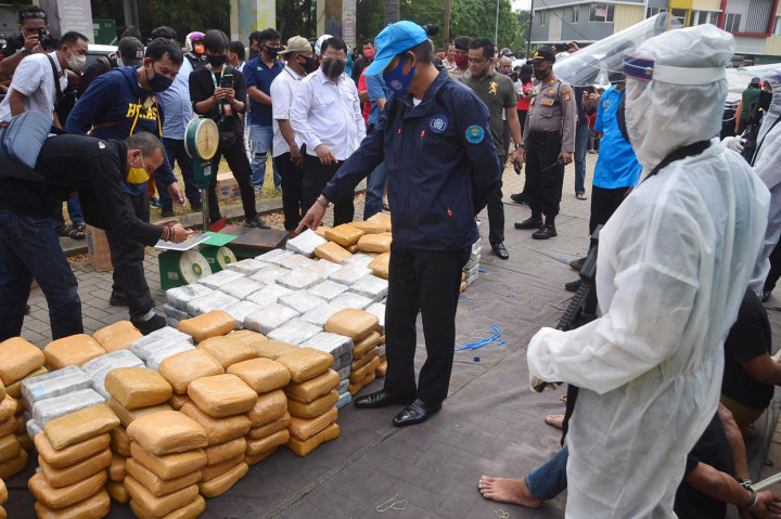 Deputi Pemberantasan Badan Narkotika Nasional (BNN) Irjen Pol Arman Depari (tengah) mengamati barang bukti narkoba jenis ganja saat melakukan penangkapan di Jalan Raya Narogong-Siliwangi, Rawalumbu, Kota Bekasi, Jawa Barat.