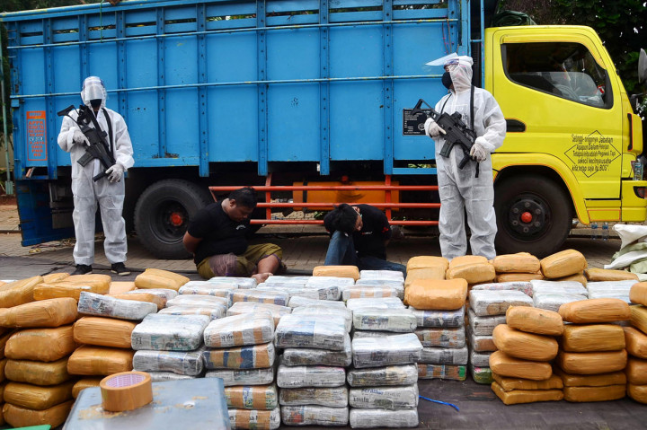 BNN berhasil menangkap dua orang tersangka dan menyita barang bukti sebanyak 500 kg ganja asal Aceh yang diangkut menggunakan truk dengan modus ditutup buah pisang.