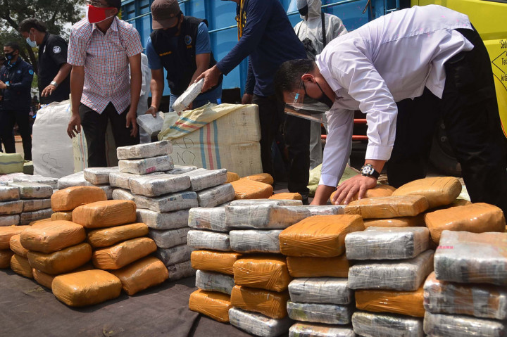 Penyidik memeriksa barang bukti narkoba jenis ganja saat melakukan penangkapan di Jalan Raya Narogong-Siliwangi, Rawalumbu, Kota Bekasi, Jawa Barat.