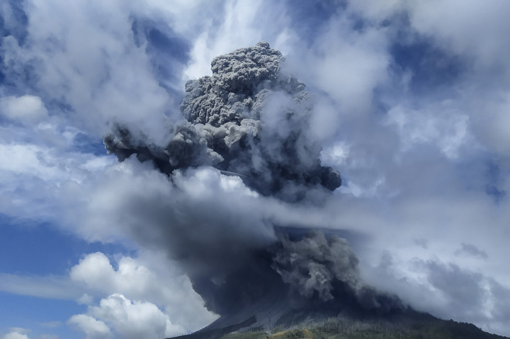 Gunung Sinabung menyemburkan material vulkanik saat erupsi di Karo, Sumatera Utara.