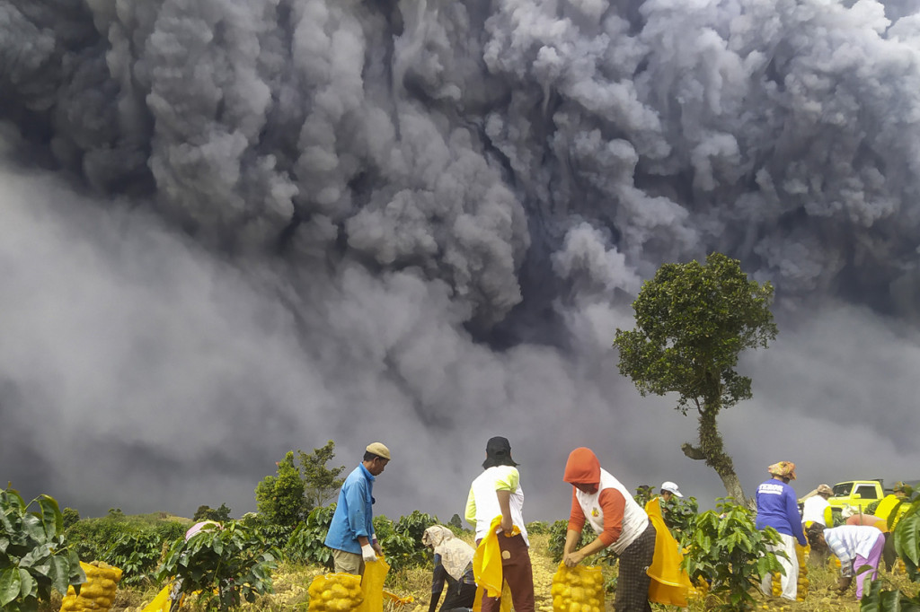 Gunung Sinabung erupsi dengan tinggi kolom 5.000 meter di atas puncak atau sekitar 7.460 meter di atas permukaan laut.