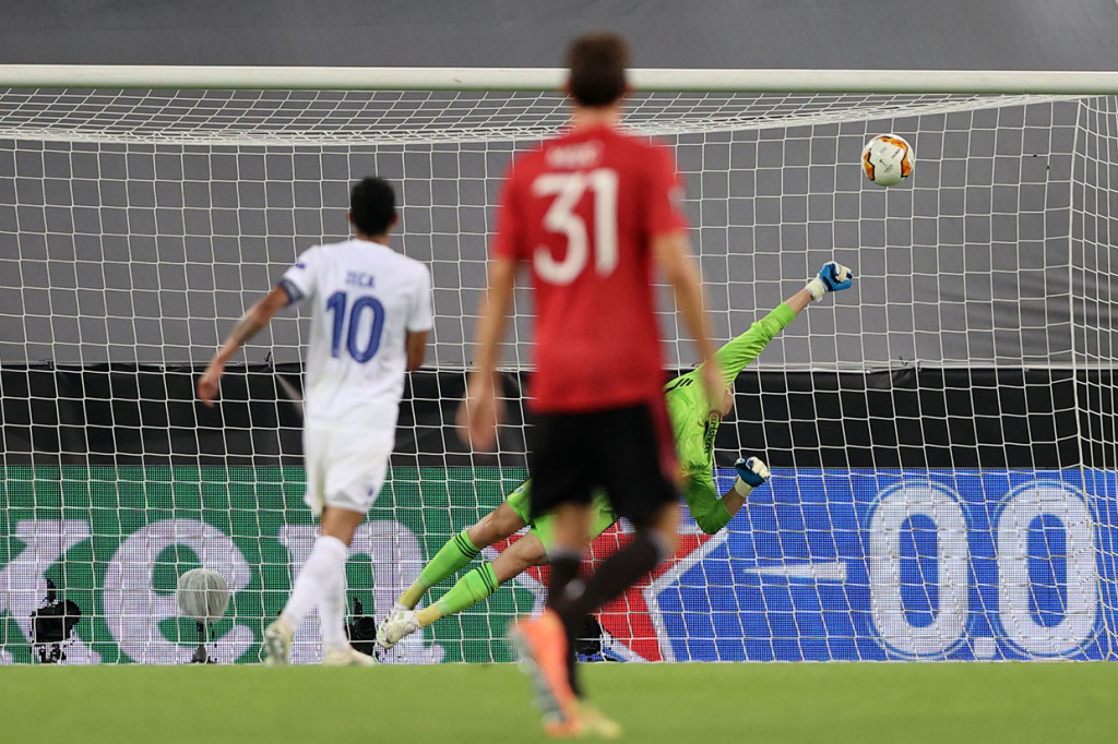 Rashford menguji Karl Johan Johnsson sesaat sebelum jeda dengan tembakan keras dari jarak jauh - yang pertama dari banyak penyelamatan gemilang kiper Copenhagen asal Swedia tersebut.