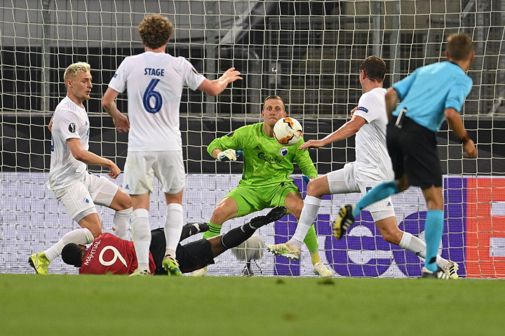 Di paruh pertama babak tambahan waktu Setan Merah mendapat hadiah penalti setelah Martial dilanggar oleh Andreas Bjelland.