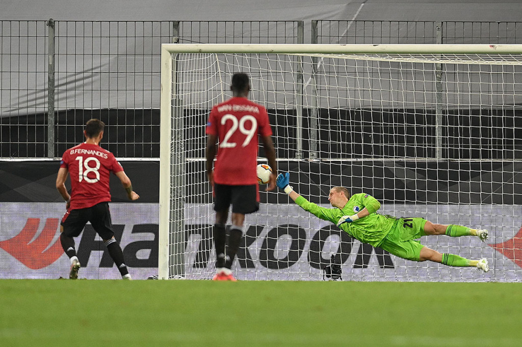 Fernandes sukses menjalankan tugasnya sebagai algojo untuk membawa MU unggul 1-0 pada menit ke-95.