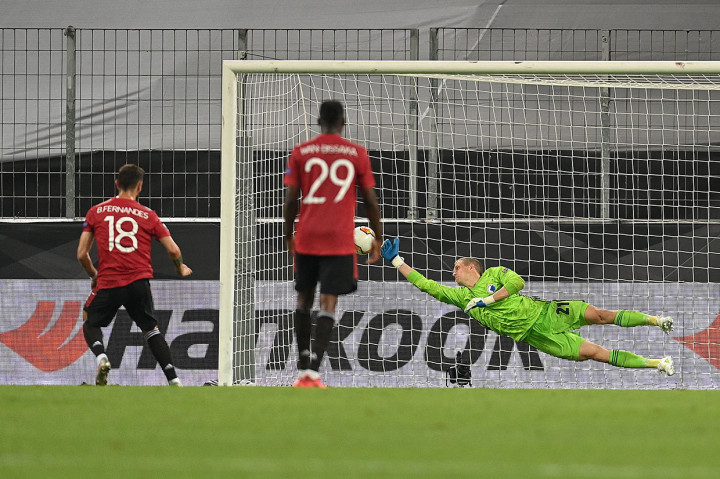 Fernandes sukses menjalankan tugasnya sebagai algojo untuk membawa MU unggul 1-0 pada menit ke-95.