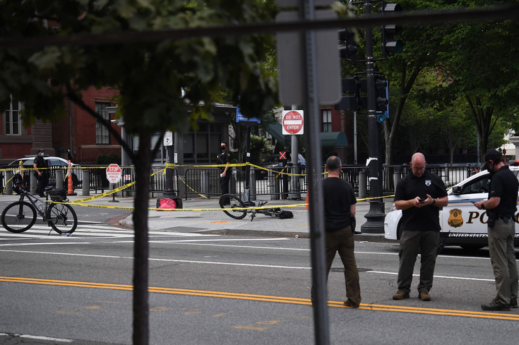 Beberapa menit kemudian, Trump muncul kembali di konferensi pers dan mengumumkan bahwa seseorang telah ditembak oleh Secret Service di luar halaman Gedung Putih. 